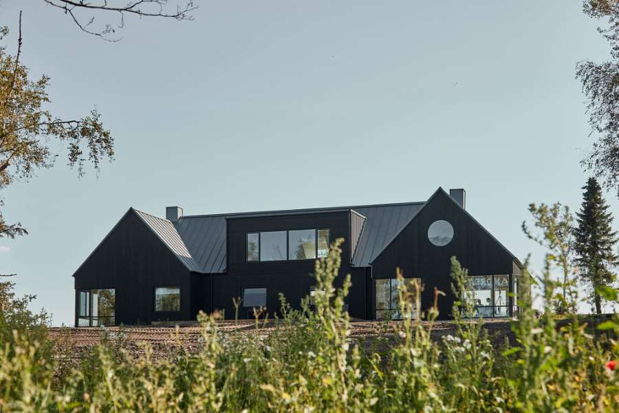 Flaget er hejst for det nye hus med det populære ståltag, Brådalvej 25, 9210 Aalborg SØ